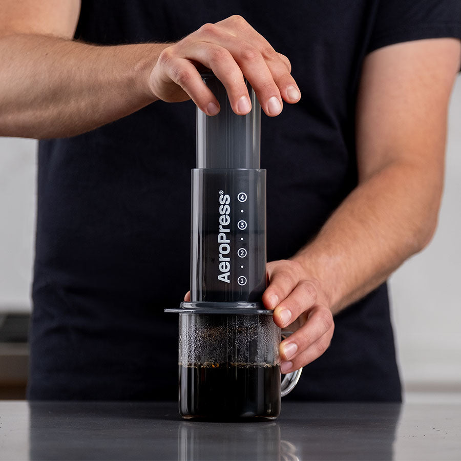 AeroPress Original Filterkaffeemaschine mit 100 Papierfiltern