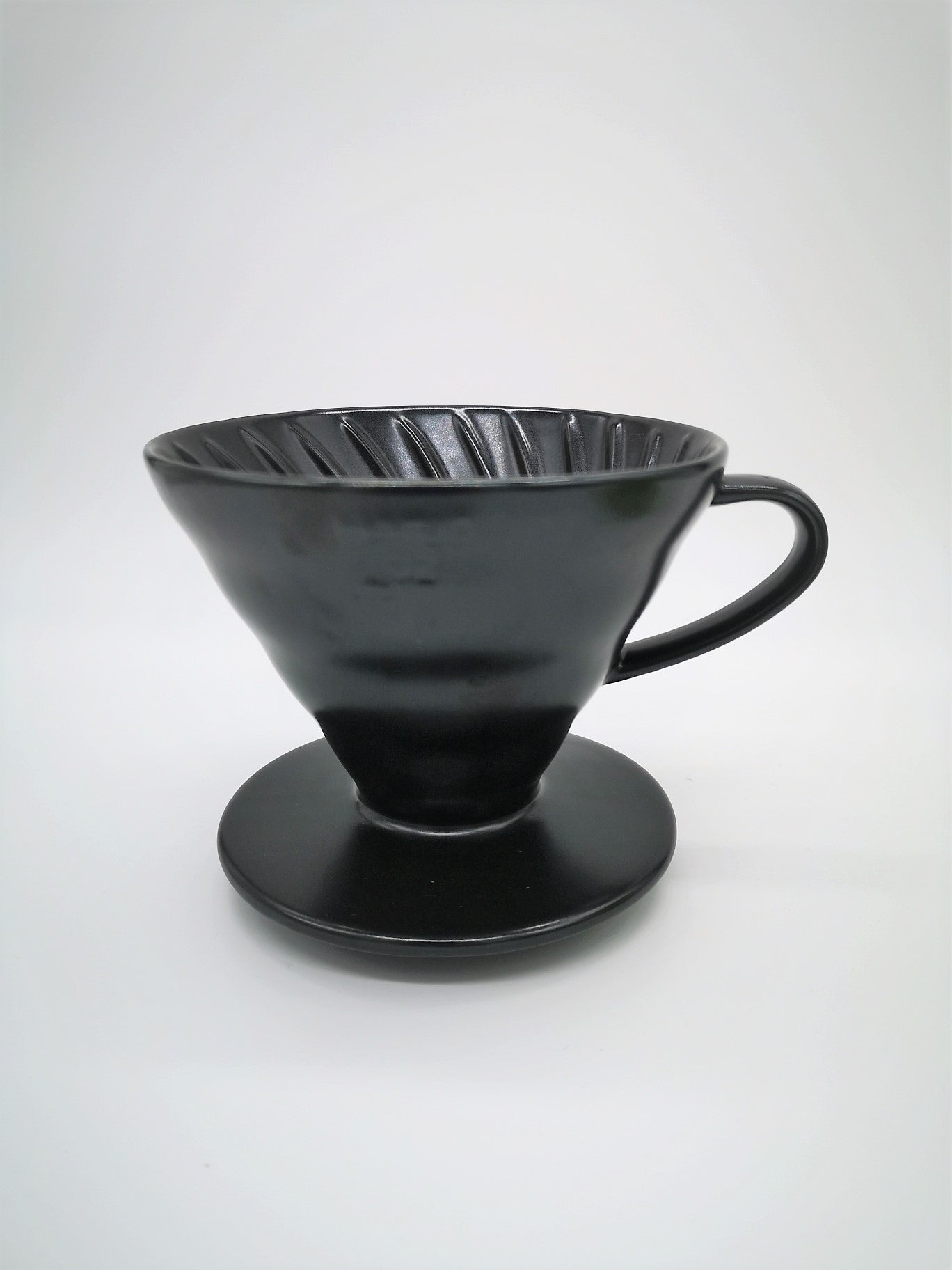 Hario V60 02 Dripper Keramikfilter schwarz für 4 Tassen