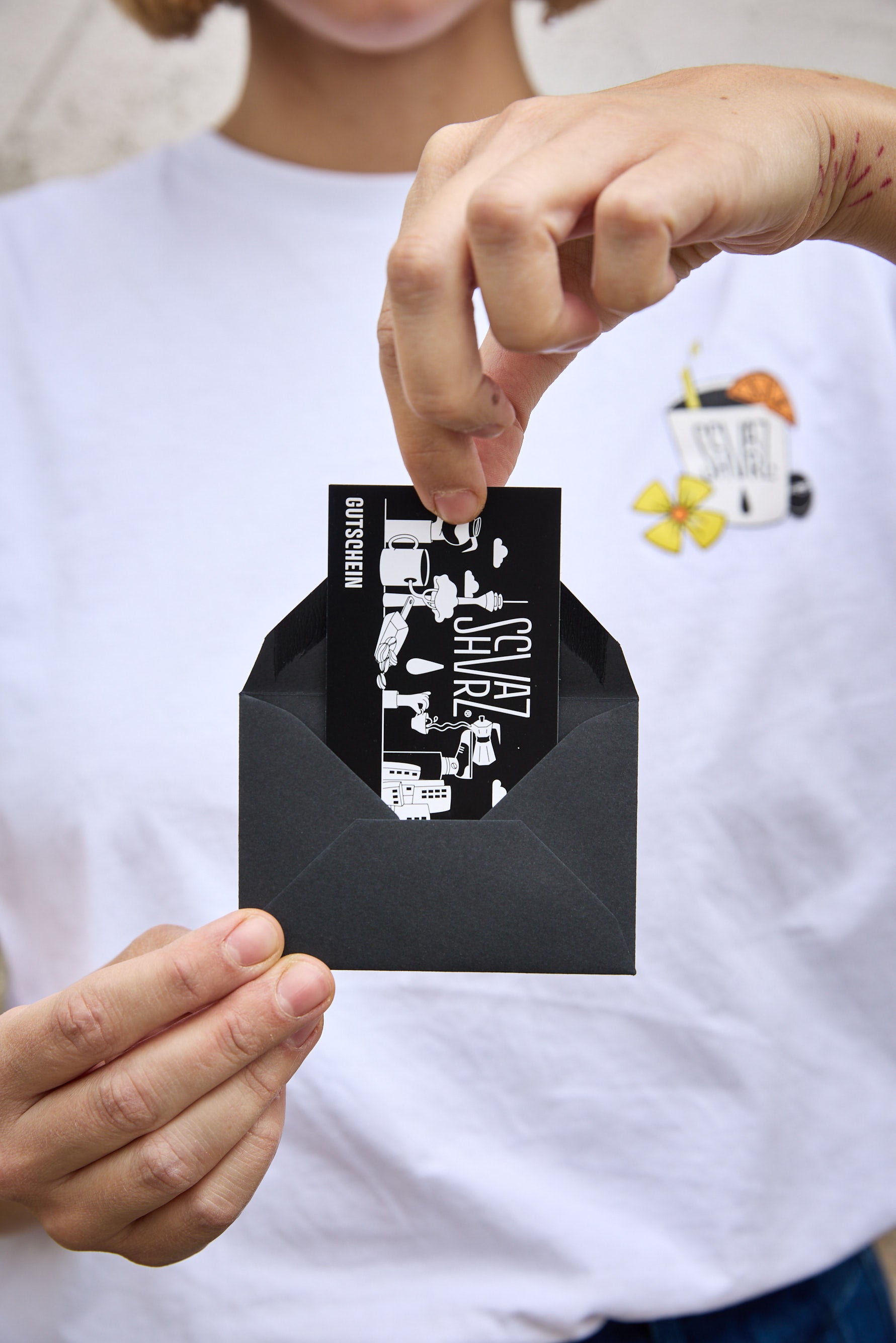 Schvarz MERCH Geschenk Gutschein digital 15 Euro